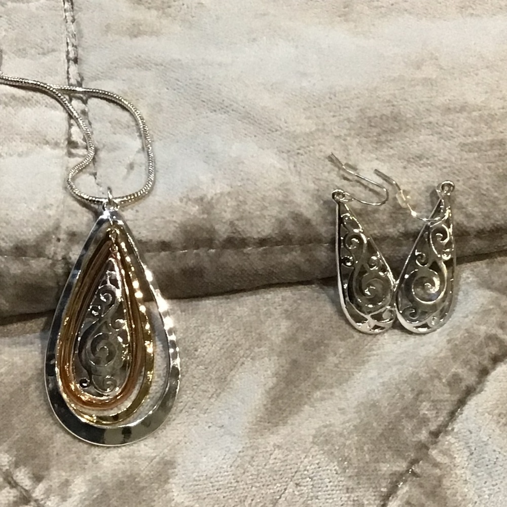 Necklace/earring set new